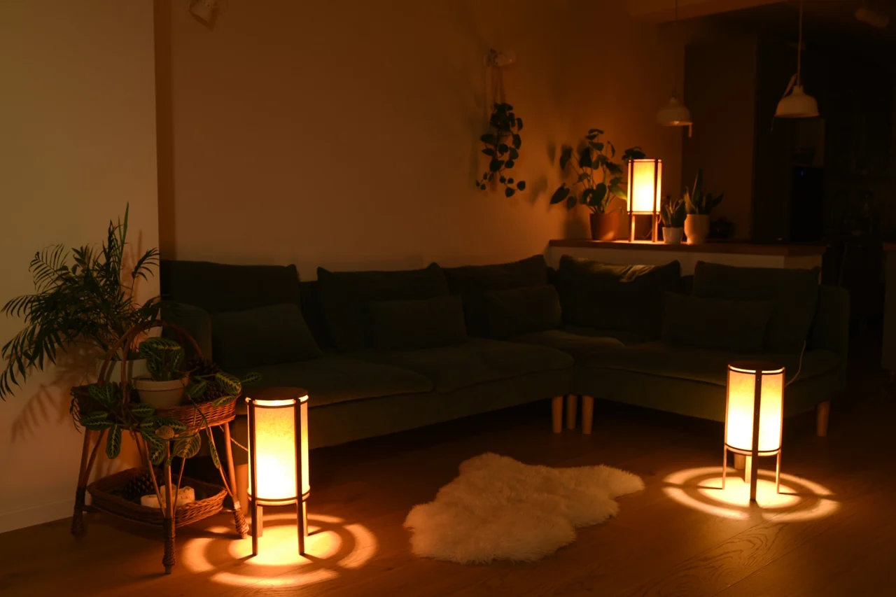 Wnętrze domu na osiedlu Sępolno we Wrocławiu w ciepłym świetle włączonych lamp Ambient-50
